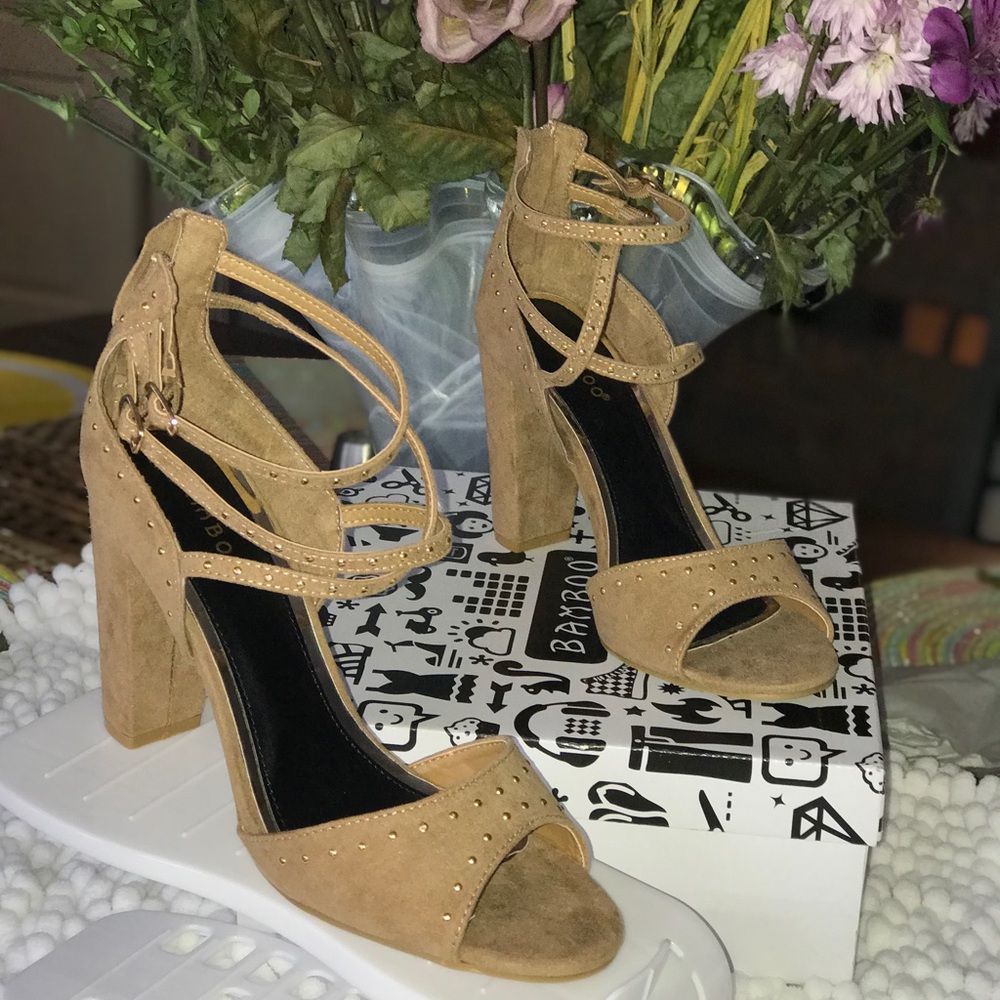 🔥SALE $15 🌺🌺CAMEL WOMAN’S HEEL 🌺🌺